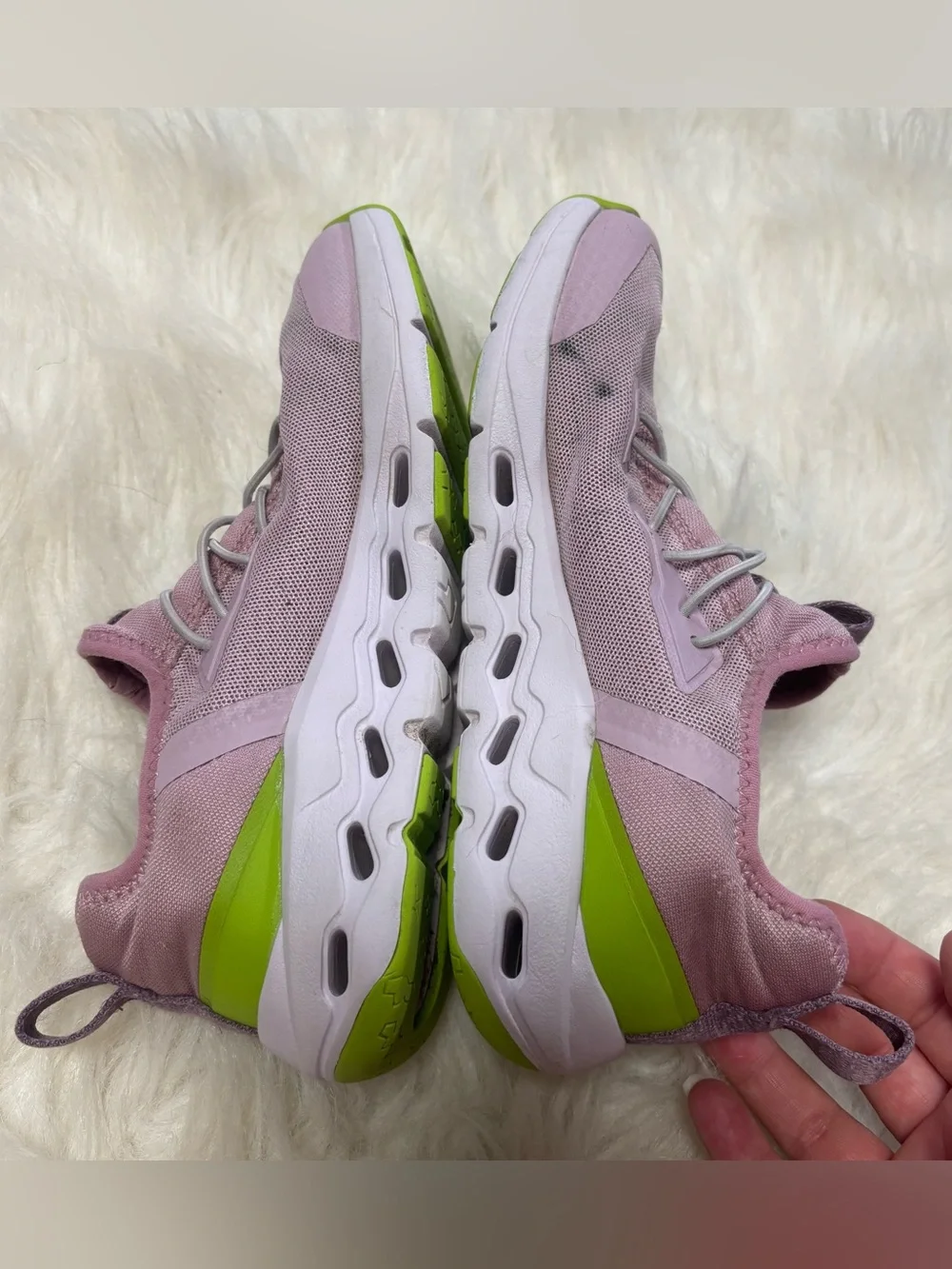 On Running Athletic Sneakers in Lavender with Lime Accents size Girls’ 2